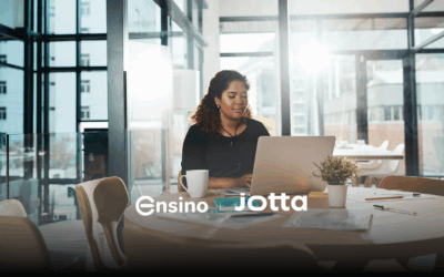 mulher sentada com computador olhando para tela